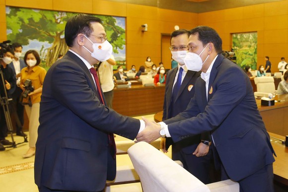 Chủ tịch Quốc hội gặp mặt đại diện Đoàn đại biểu các lãnh đạo doanh nghiệp Việt Nam ảnh 2