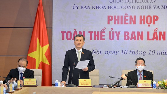 Chủ nhiệm Ủy ban KHCNMT Lê Quang Huy điều hành phiên họp