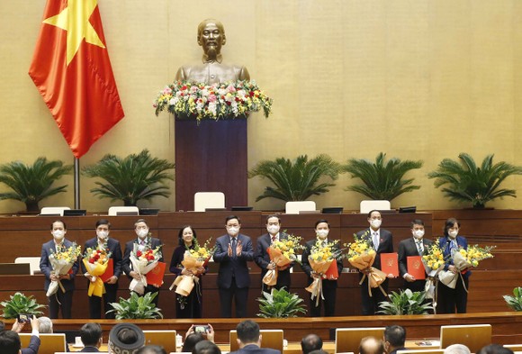 Chủ tịch Quốc hội Vương Đình Huệ trao quyết định cho các Nhóm Nghị sĩ hữu nghị Việt Nam với các nước