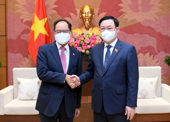 Chủ tịch Quốc hội Vương Đình Huệ tiếp Đại sứ Hàn Quốc và Đại sứ Ấn Độ ảnh 1