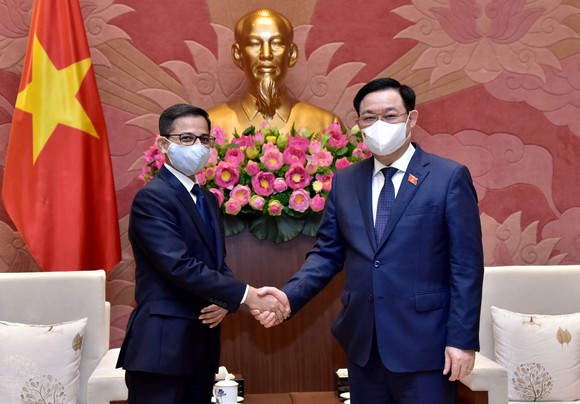 Chủ tịch Quốc hội Vương Đình Huệ tiếp Đại sứ Hàn Quốc và Đại sứ Ấn Độ ảnh 2