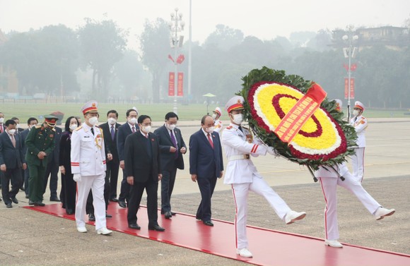 Các đại biểu Quốc hội dự kỳ họp bất thường lần thứ nhất vào Lăng viếng Chủ tịch Hồ Chí Minh  ảnh 1