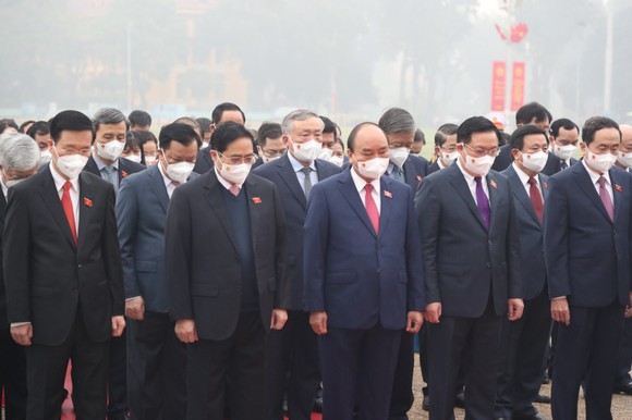 Các đại biểu Quốc hội dự kỳ họp bất thường lần thứ nhất vào Lăng viếng Chủ tịch Hồ Chí Minh  ảnh 2
