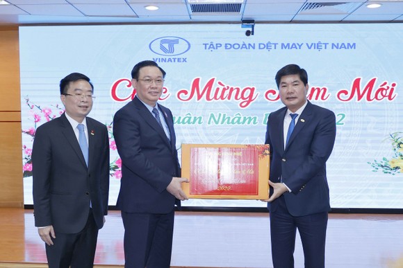 Chủ tịch Quốc hội Vương Đình Huệ thăm, làm việc với Tập đoàn Dệt may Việt Nam ảnh 2