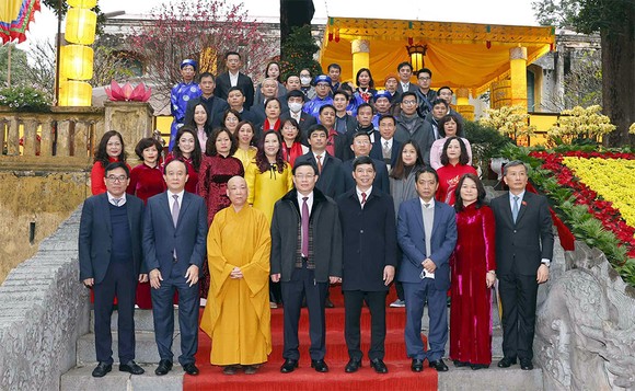 Chủ tịch Quốc hội Vương Đình Huệ dâng hương tại Điện Kính Thiên, Hoàng thành Thăng Long ảnh 1