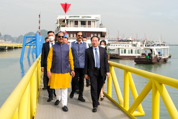 Chủ tịch Hạ nghị viện Cộng hoà Ấn Độ Om Birla và đoàn đại biểu Nghị viện Cộng hoà Ấn Độ thăm vịnh Hạ Long  ảnh 1