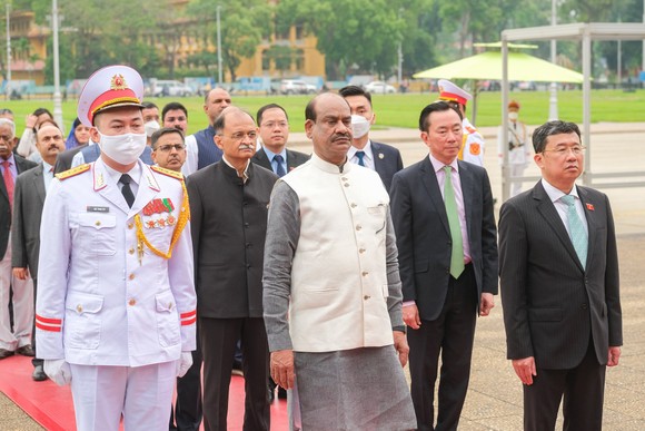 Chủ tịch Hạ viện Cộng hòa Ấn Độ Om Birla vào Lăng viếng Chủ tịch Hồ Chí Minh ảnh 1
