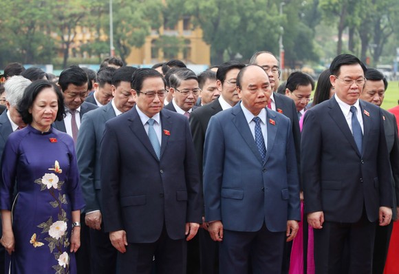 Lãnh đạo Đảng, Nhà nước, Chính phủ, Quốc hội, MTTQ Việt Nam và các đại biểu đặt vòng hoa và vào Lăng viếng Chủ tịch Hồ Chí Minh  ​ ảnh 2