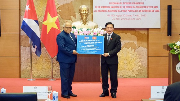 Bàn giao quà tặng của Quốc hội Việt Nam dành cho Quốc hội Cuba ảnh 1