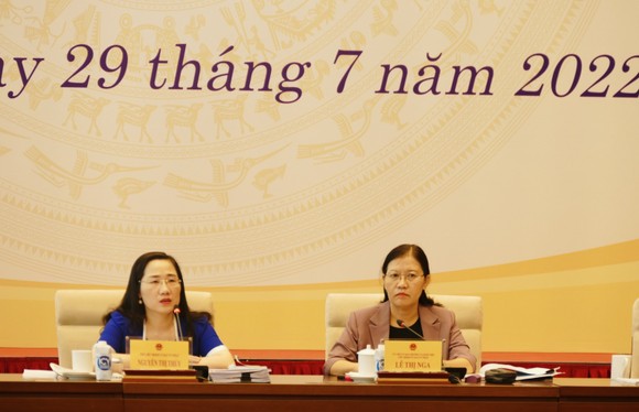 Chủ nhiệm Ủy ban Tư pháp Lê Thị Nga (bên phải), Phó Chủ nhiệm Ủy ban Tư pháp Nguyễn Thị Thủy điều hành cuộc họp