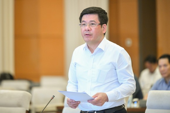 Bộ trưởng Bộ Công Thương Nguyễn Hồng Diên đã trình bày tờ trình về dự án Luật Bảo vệ người tiêu dùng (sửa đổi)