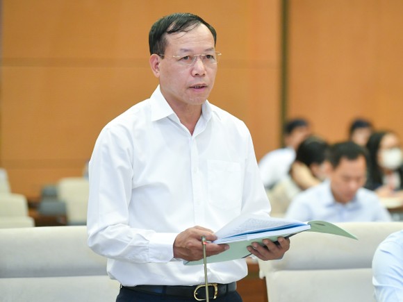 Phó Chánh án Thường trực Tòa án nhân dân tối cao Nguyễn Trí Tuệ trình bày Tờ trình tại phiên họp
