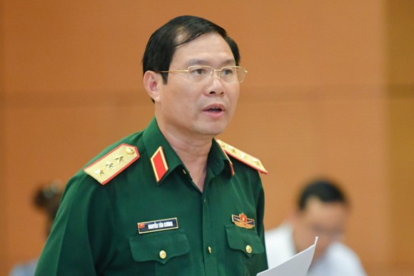 Thứ trưởng Bộ Quốc phòng, Thượng tướng Nguyễn Tân Cương trình bày Tờ trình về dự thảo Luật Phòng thủ dân sự