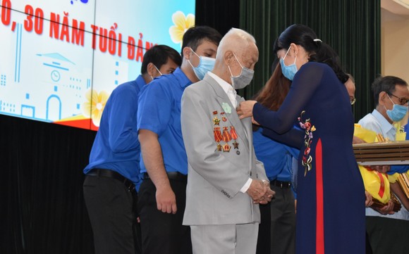 Trao Huy hiệu Đảng cho đảng viên cao tuổi Đảng ảnh 2