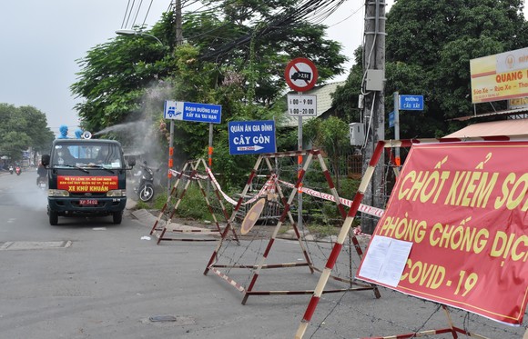 Lập chốt kiểm soát người ra vào phường Tân Phú, TP Thủ Đức ảnh 5