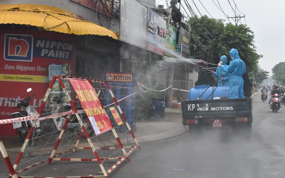 Lập chốt kiểm soát người ra vào phường Tân Phú, TP Thủ Đức ảnh 6