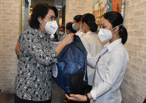 Chủ tịch Ủy ban MTTQ Việt Nam TPHCM Tô Thị Bích Châu tặng quà động viên các tình nguyện viên tôn giáo tham gia công tác chống dịch Covid-19. Ảnh: ĐÌNH LÝ