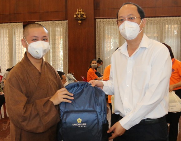 Đồng chí Nguyễn Hồ Hải, Phó Bí thư Thành ủy TPHCM tặng quà động viên các tình nguyện viên tôn giáo tham gia chống dịch 