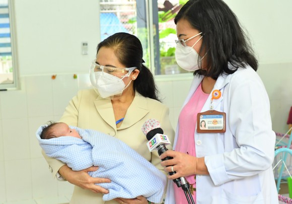 HĐND TPHCM trao 376 túi thuốc hỗ trợ gia đình ảnh 2
