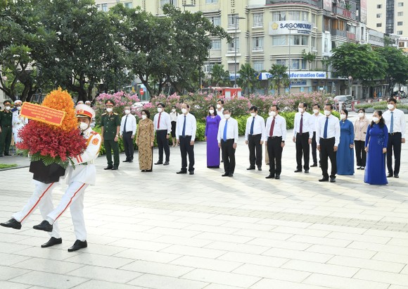 Lãnh đạo TPHCM dâng hương, dâng hoa Chủ tịch Hồ Chí Minh ảnh 6