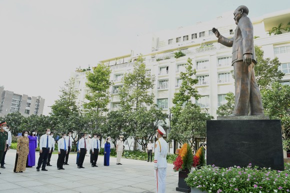 Lãnh đạo TPHCM dâng hương, dâng hoa Chủ tịch Hồ Chí Minh ảnh 1