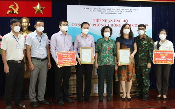 Chủ tịch Ủy ban MTTQ Việt Nam TPHCM Tô Thị Bích Châu trao thư cảm ơn cho các đơn vị ủng hộ quỹ phòng chống dịch Covid-19