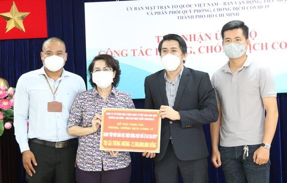 Chủ tịch Ủy ban MTTQ Việt Nam TPHCM Tô Thị Bích Châu tiếp nhận ủng hộ từ Công ty Cổ phần Dược phẩm Quốc tế Việt Nam Anh Quốc Trường Đại Hưng - Nhà máy Dược phẩm Tadaphaco