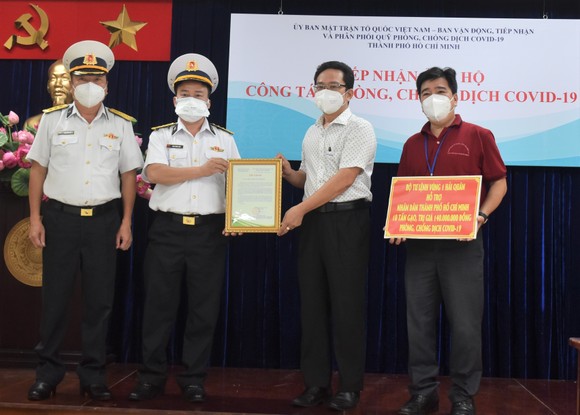 Bộ Tư lệnh Vùng 1 Hải Quân trao tặng TPHCM 10 tấn gạo ảnh 2