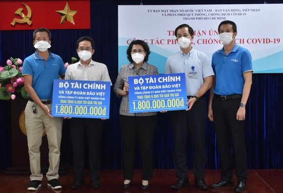 Chủ tịch Ủy ban MTTQ Việt Nam TPHCM Tô Thị Bích Châu tiếp nhận bảng tượng trưng ủng hộ từ đại diện Bộ Tài chính và Tập đoàn Bảo Việt