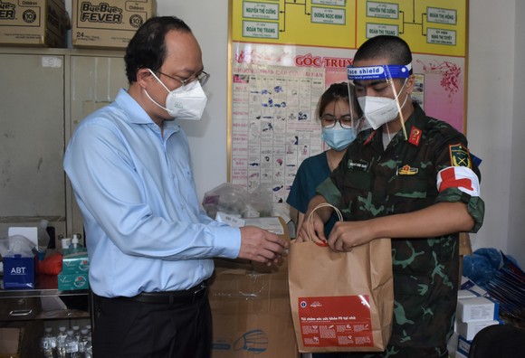 Phó Bí thư Thành ủy TPHCM Nguyễn Hồ Hải kiểm tra túi thuốc cho F0 tại Trạm y tế lưu động phường 6, quận Gò Vấp