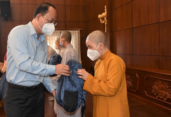 Thêm 50 tình nguyện viên tôn giáo tham gia tuyến đầu chống dịch ảnh 1