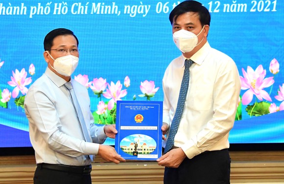 Phó Chủ tịch UBND TPHCM Lê Hòa Bình trao quyết định cho đồng chí Nguyễn Hoàng Anh. Ảnh:VIỆT DŨNG