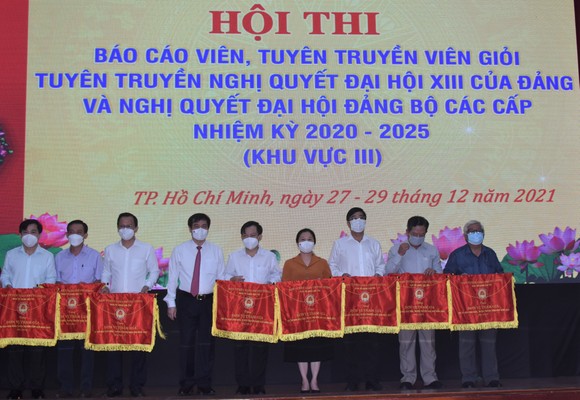 Phó Trưởng Ban Tuyên giáo Trung ương Phan Xuân Thủy trao cờ lưu niệm cho các đơn vị tham dự hội thi.