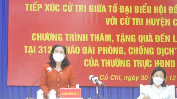 Chủ tịch HĐND TPHCM Nguyễn Thị Lệ phát biểu tại buổi tiếp xúc cử tri. Ảnh: CAO THĂNG