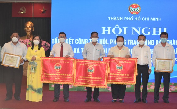 Trưởng Ban Dân vận Thành ủy TPHCM Nguyễn Hữu Hiệp tặng cờ thi đua và bằng khen của Hội Nông dân TPHCM cho các đơn vị