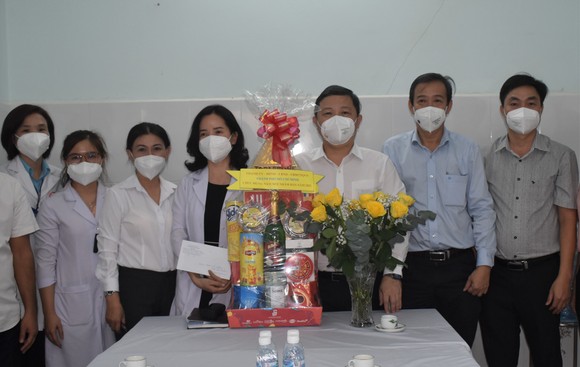 Lãnh đạo TPHCM thăm, chúc tết một số đơn vị, cá nhân ảnh 6