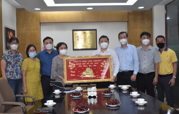 Lãnh đạo TPHCM thăm, chúc tết một số đơn vị, cá nhân ảnh 5