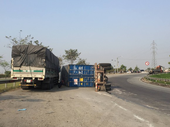 Xe container ôm cua lật nhào suýt đè xe tải ảnh 2