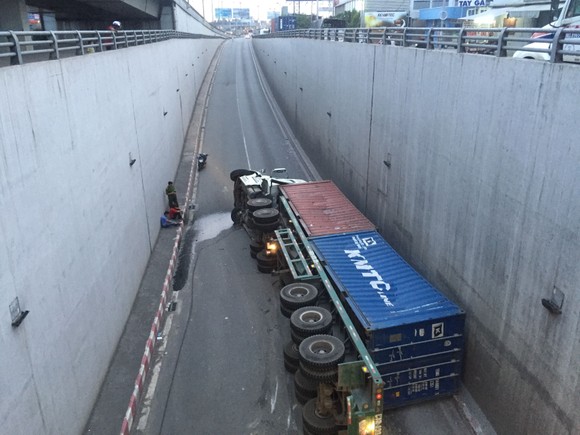 Ôm cua trong hầm chui, xe container lật nhào ảnh 1