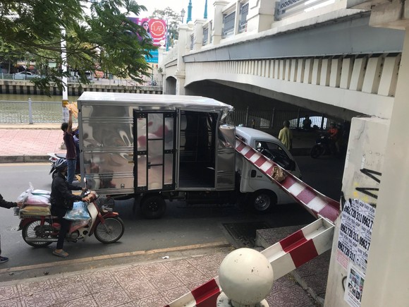Xe tải kéo ngã thanh barie dưới cầu Bông, giao thông ùn ứ ảnh 6