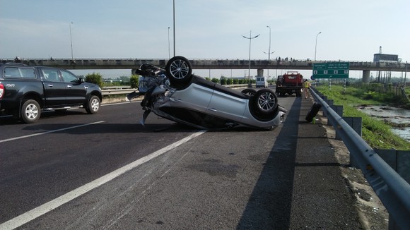 Tai nạn giữa xe ô tô và xe khách trên cao tốc, nhiều người thoát chết ảnh 4