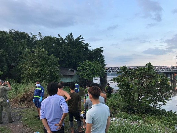 Thi thể thanh niên trôi sông Sài Gòn, người dân theo dõi khiến cầu sắt Phú Long ùn ứ ảnh 6