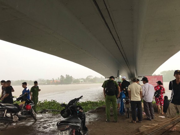 Thi thể thanh niên trôi sông Sài Gòn, người dân theo dõi khiến cầu sắt Phú Long ùn ứ ảnh 1