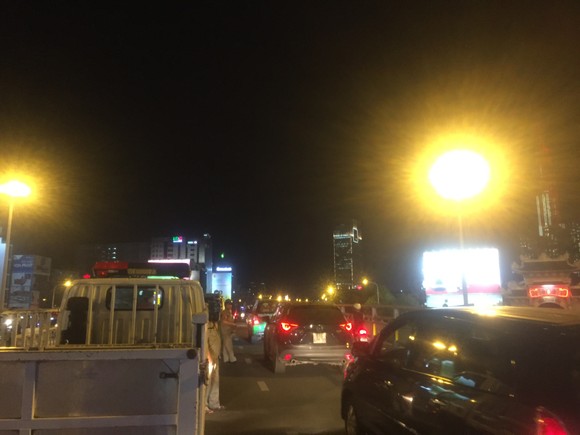 5 xe ô tô va chạm liên hoàn trên cầu vượt Hàng Xanh ảnh 8