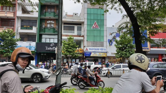  Diễn biến mới nhất vụ đối tượng nghi dùng súng cướp ngân hàng Việt Á ảnh 2
