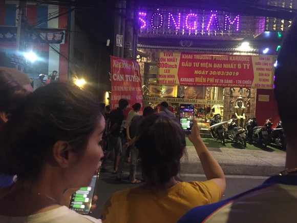 Sau khám xét nhà riêng và nhà cha mẹ, tiếp tục khám xét quán karaoke của Phúc "XO" ảnh 5