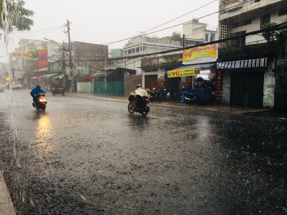  Cơn mưa "giải nhiệt" ở nhiều quận, huyện TPHCM trong dịp nghỉ lễ ảnh 1