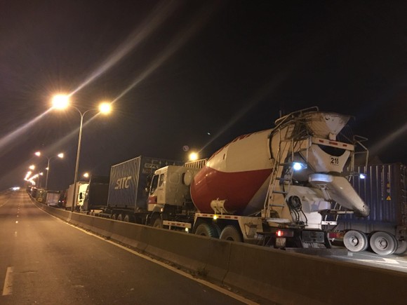 Xe tải lật trên cầu Phú Mỹ, giao thông tê liệt nhiều giờ liền ảnh 2