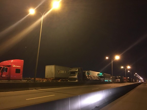  Xe tải lật trên cầu Phú Mỹ, giao thông tê liệt nhiều giờ liền ảnh 3