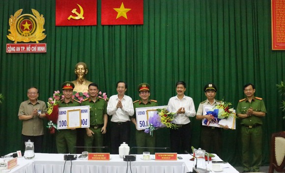 Phó Chủ tịch Thường trực UBND TPHCM  Lê Thanh Liêm khen thưởng đơn vị phá án